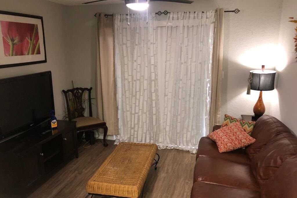 Lovely 1-Bedroom Rental Space With Free Parking Шарлът Екстериор снимка