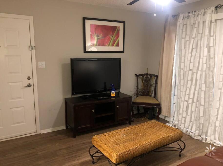 Lovely 1-Bedroom Rental Space With Free Parking Шарлът Екстериор снимка